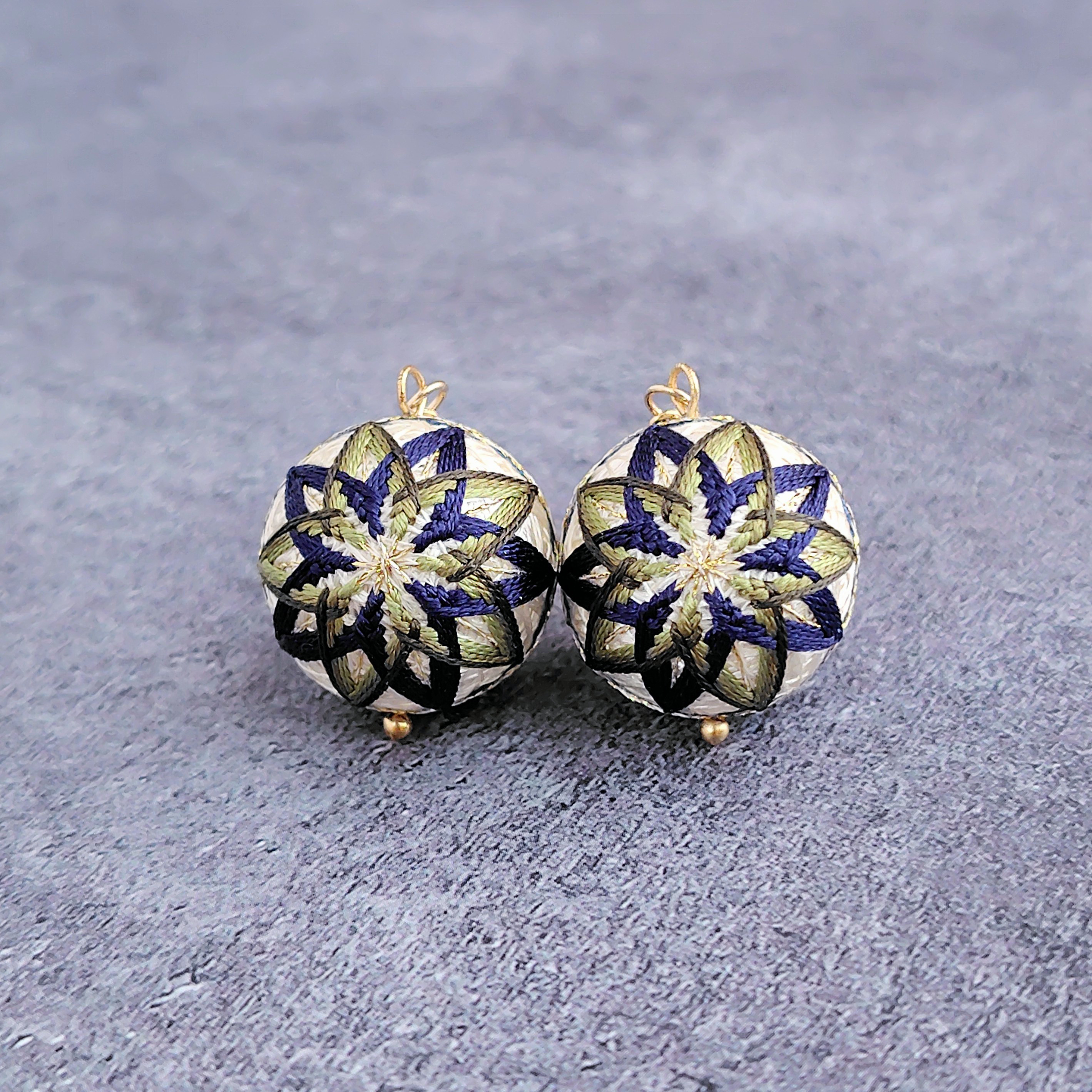 冬木立 手まりフックピアス Doppel[星重なり] - 紺 × 緑 -