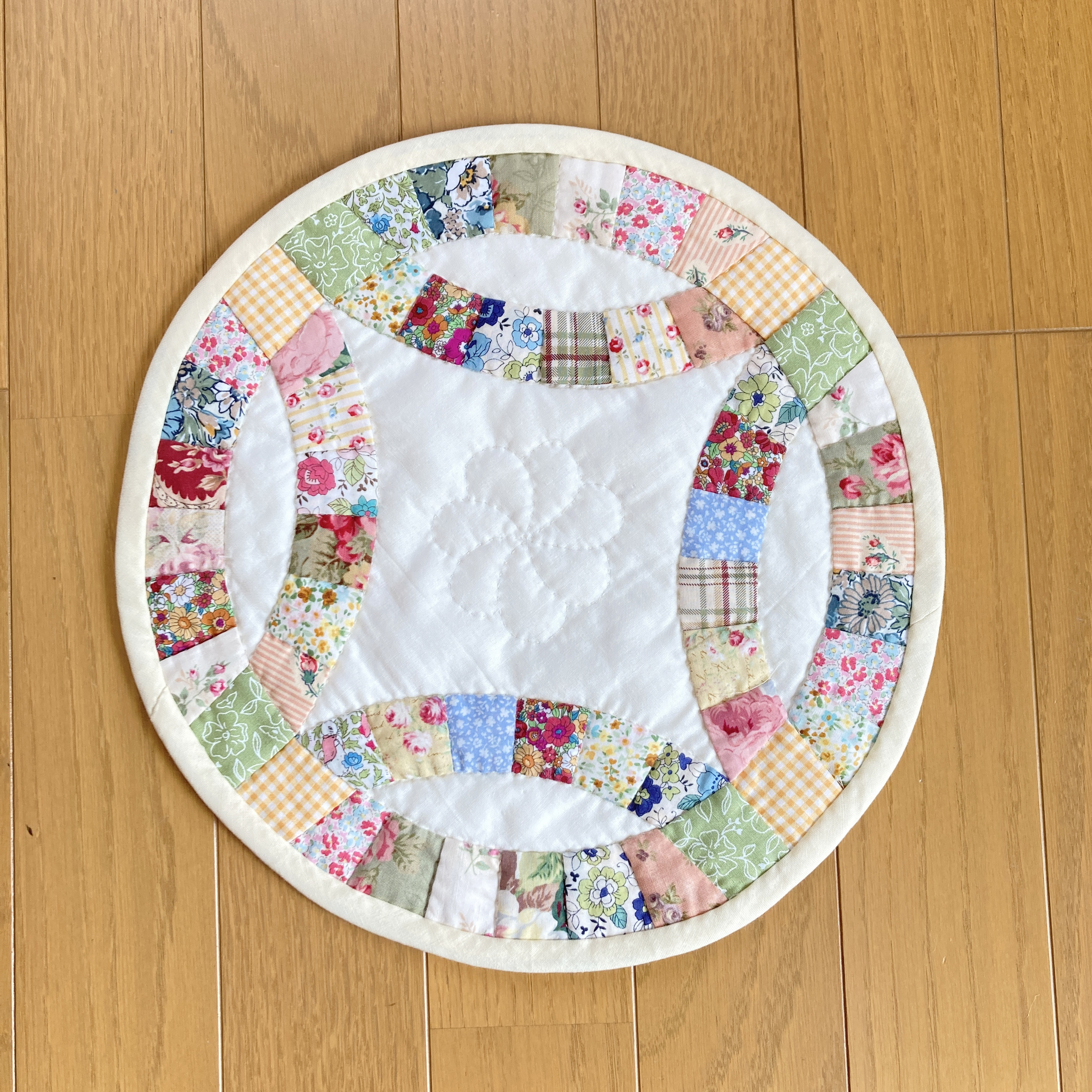 パッチワークダブルウェディングのタペストリー約125cm×125cm パッチワークキルト ダブルウェディングのタペストリー - メルカリ