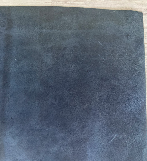 ホースヌメ革インディゴ仕上げ・ワックス加工 80×50cm 3枚目の画像