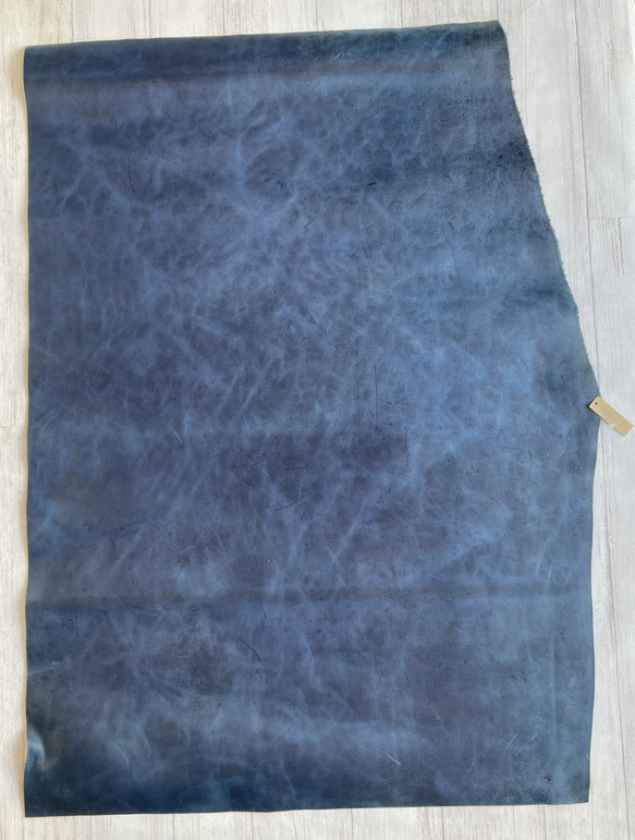 ホースヌメ革インディゴ仕上げ・ワックス加工 80×50cm 2枚目の画像