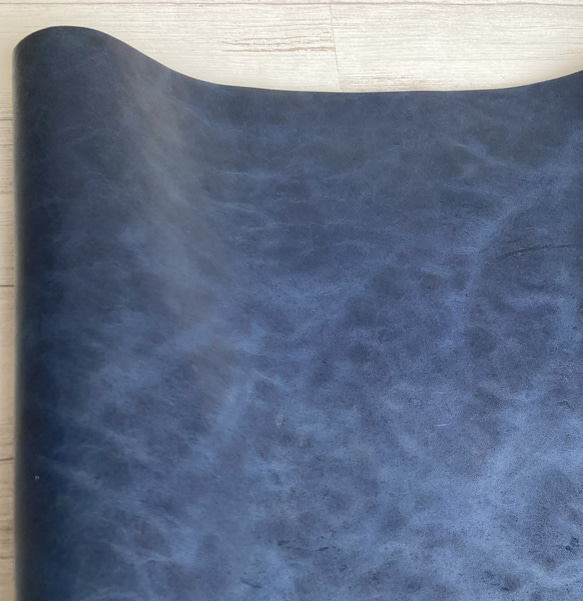 ホースヌメ革インディゴ仕上げ・ワックス加工 80×50cm 1枚目の画像