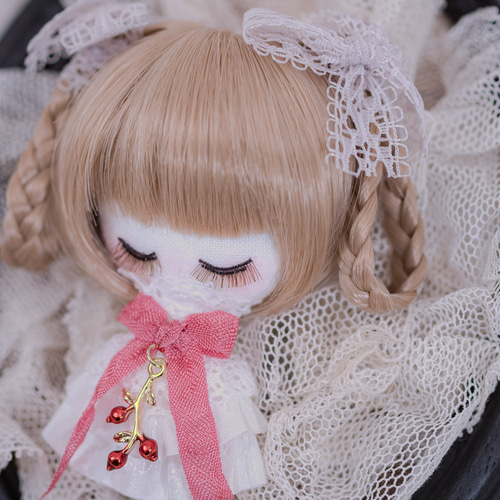 手のひらサイズ 約7.5cm 小さなコットンドールブローチ「ベリーローズ