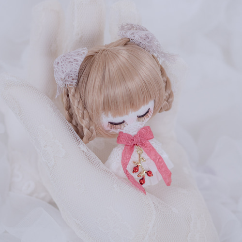 手のひらサイズ 約7.5cm 小さなコットンドールブローチ「ベリーローズ