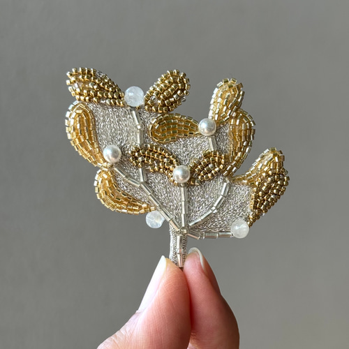 ヤドリギブローチ（ゴールド）オートクチュールビーズ刺繍