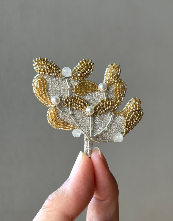 ヤドリギブローチ（ゴールド）オートクチュールビーズ刺繍