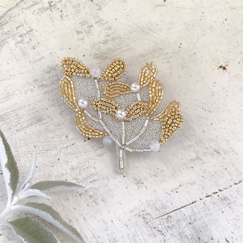 ヤドリギブローチ（ゴールド）オートクチュールビーズ刺繍 ブローチ So
