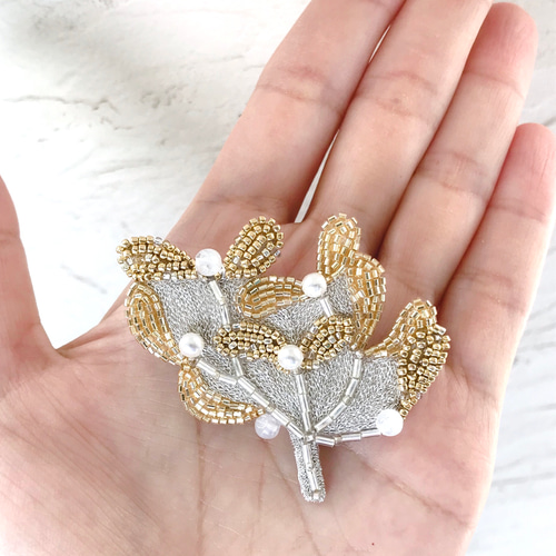 ヤドリギブローチ（ゴールド）オートクチュールビーズ刺繍 ブローチ So