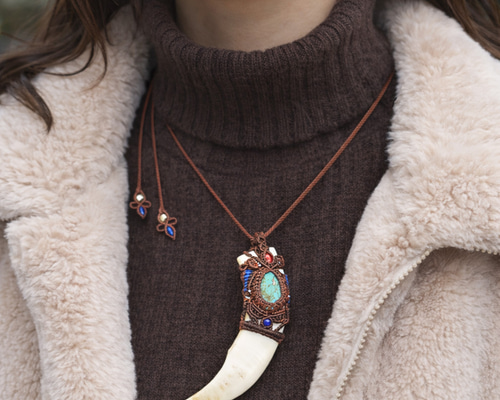 魔を除けるお守り『猪の牙』魔石とシルバーマクラメ編ネックレス