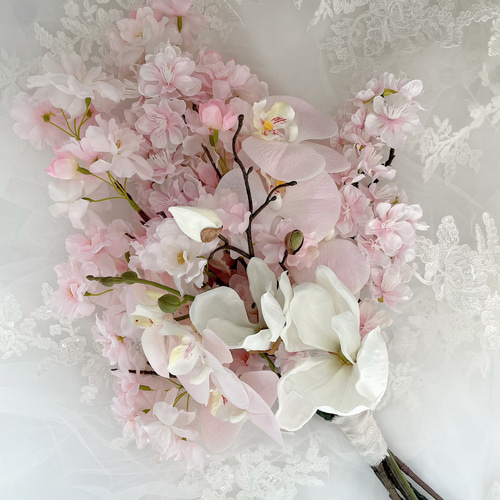 垂れる桜が可愛い❤︎ブーケ＆ブートニアセット（桜・胡蝶蘭・ダリア） 桜のブーケ桜、胡蝶蘭、マグノリア、クラッチブーケ、完成ブーケ、和装