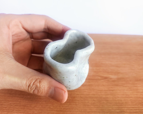 おちょこ（美濃焼ぐいのみ） ゆがみが渋い志野ぐい呑み 日本酒が