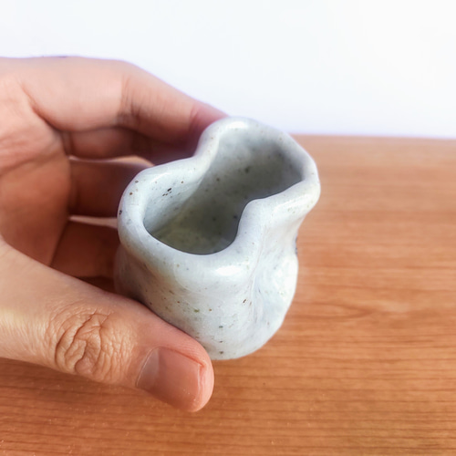 陶芸家　滝川恵美子　志野　四方猪口　ぐい呑　酒器　志野焼　美濃　共箱 陶芸家 滝川恵美子 志野 四方猪口 ぐい呑 酒器 志野焼 美濃 共箱