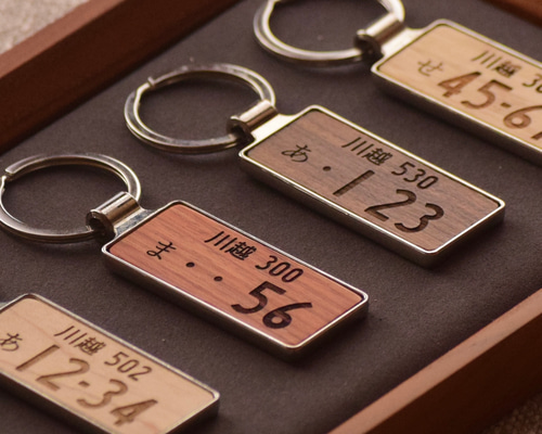 メメントリ　スタートラインメタルキーホルダー　メンシプ限定木製キーホルダー 新商品✨ メタルキーリング 天然木 ナンバープレート