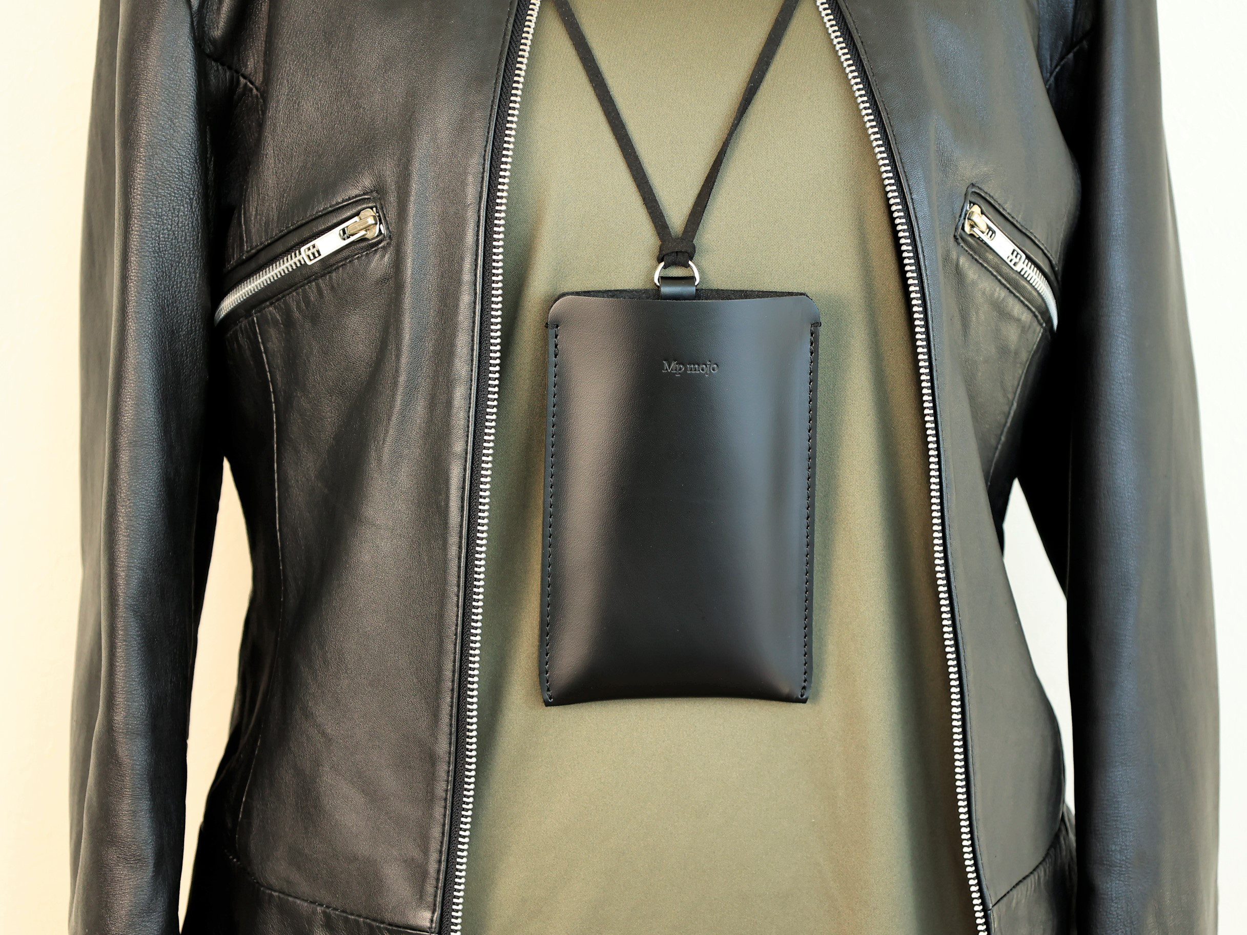 選べる2色のレザーメガネケースプレミアム　ネックレスタイプ老眼鏡、サングラスNew!!