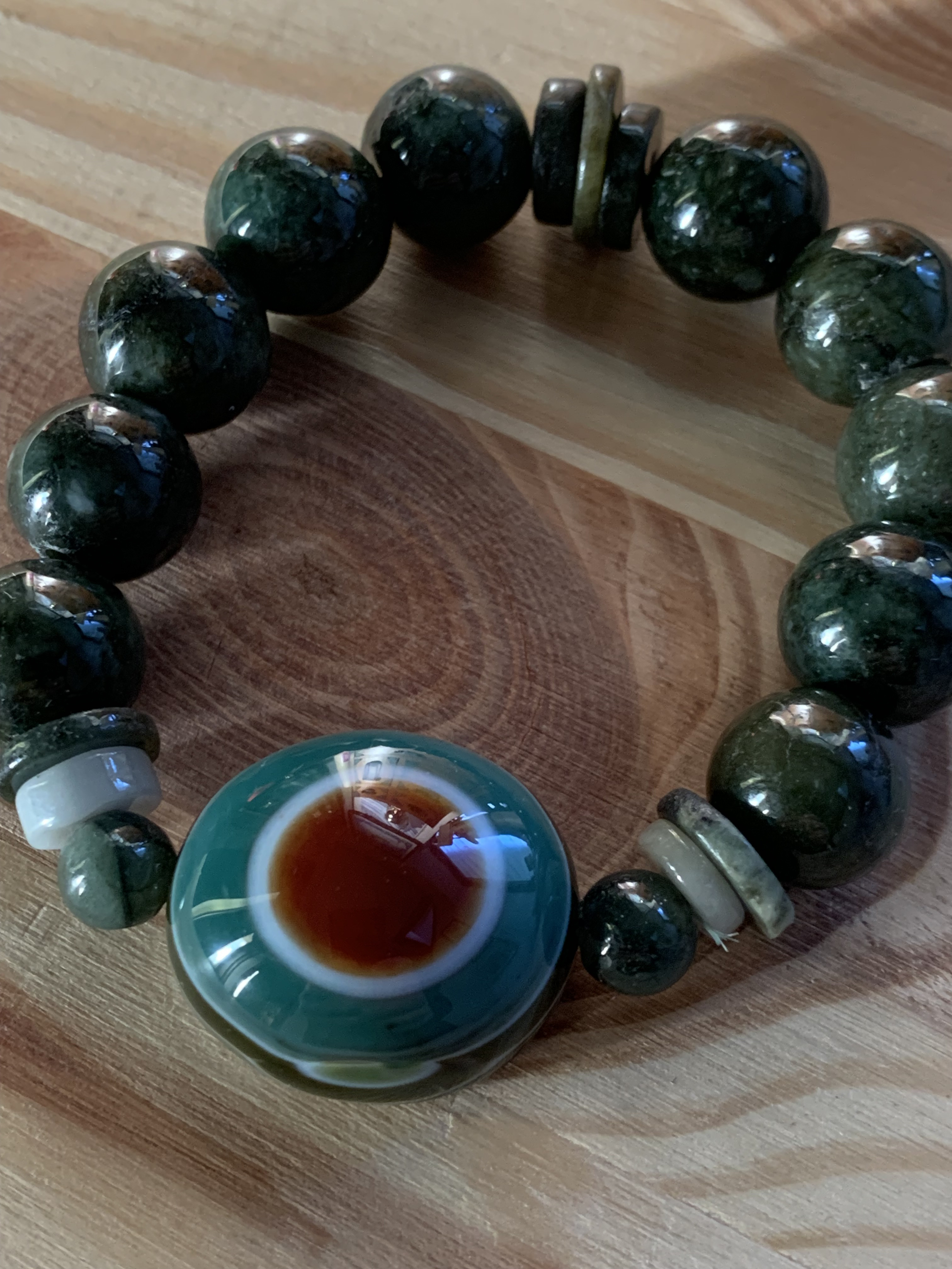 期間限定 チベット羊眼緑天珠と極上色ビンテージミャンマー翡翠のみでお繋ぎしましたブレスレット