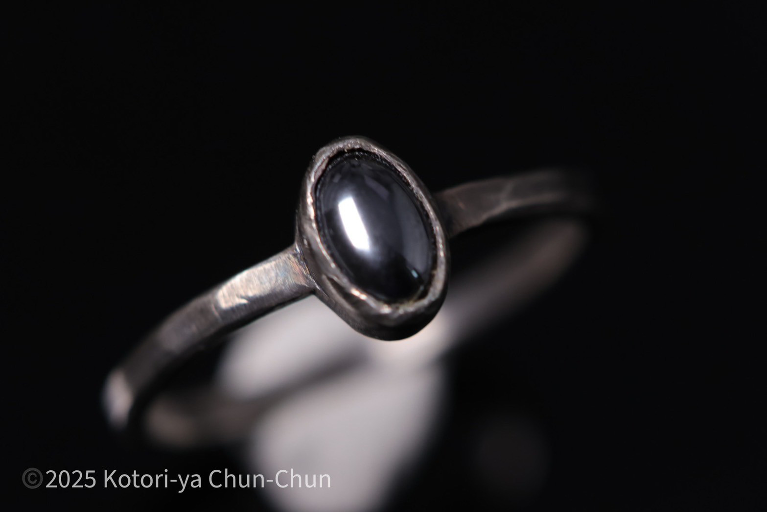 【古の鏡】顔が映るくらい艶めく黒　ヘマタイト・シルバーリング【鏡鉄】