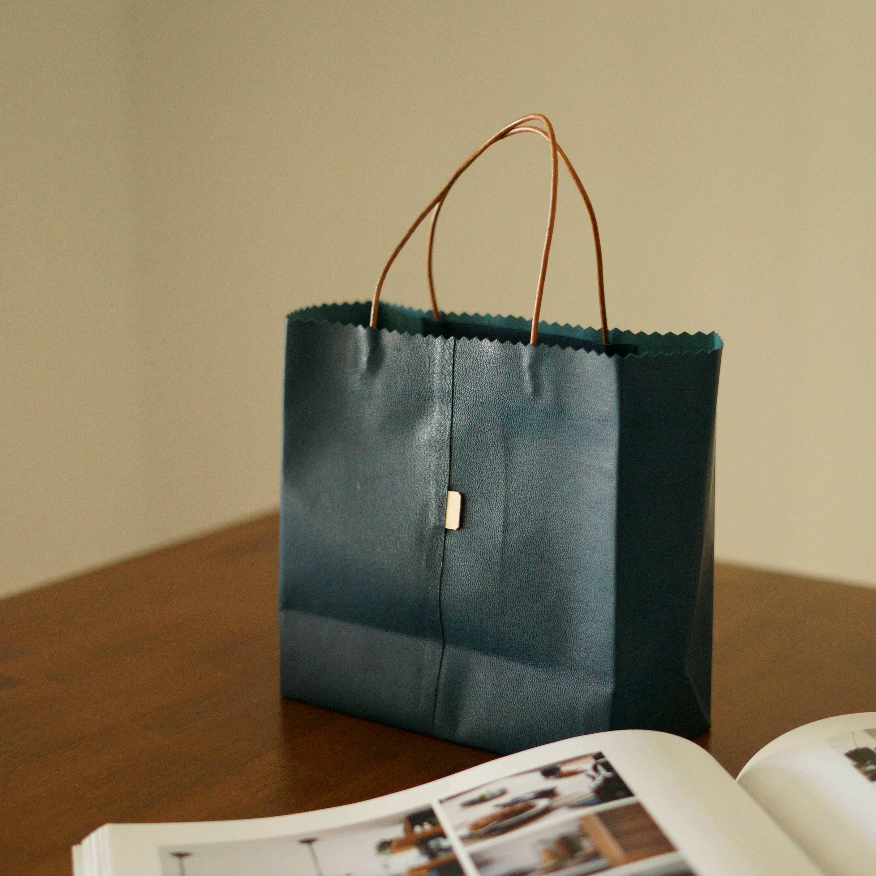 紙袋のデザインをレザーで再現！折りたためるショップバッグ風本革バトート 大人ネイビーブルー エコバック【特集掲載】
