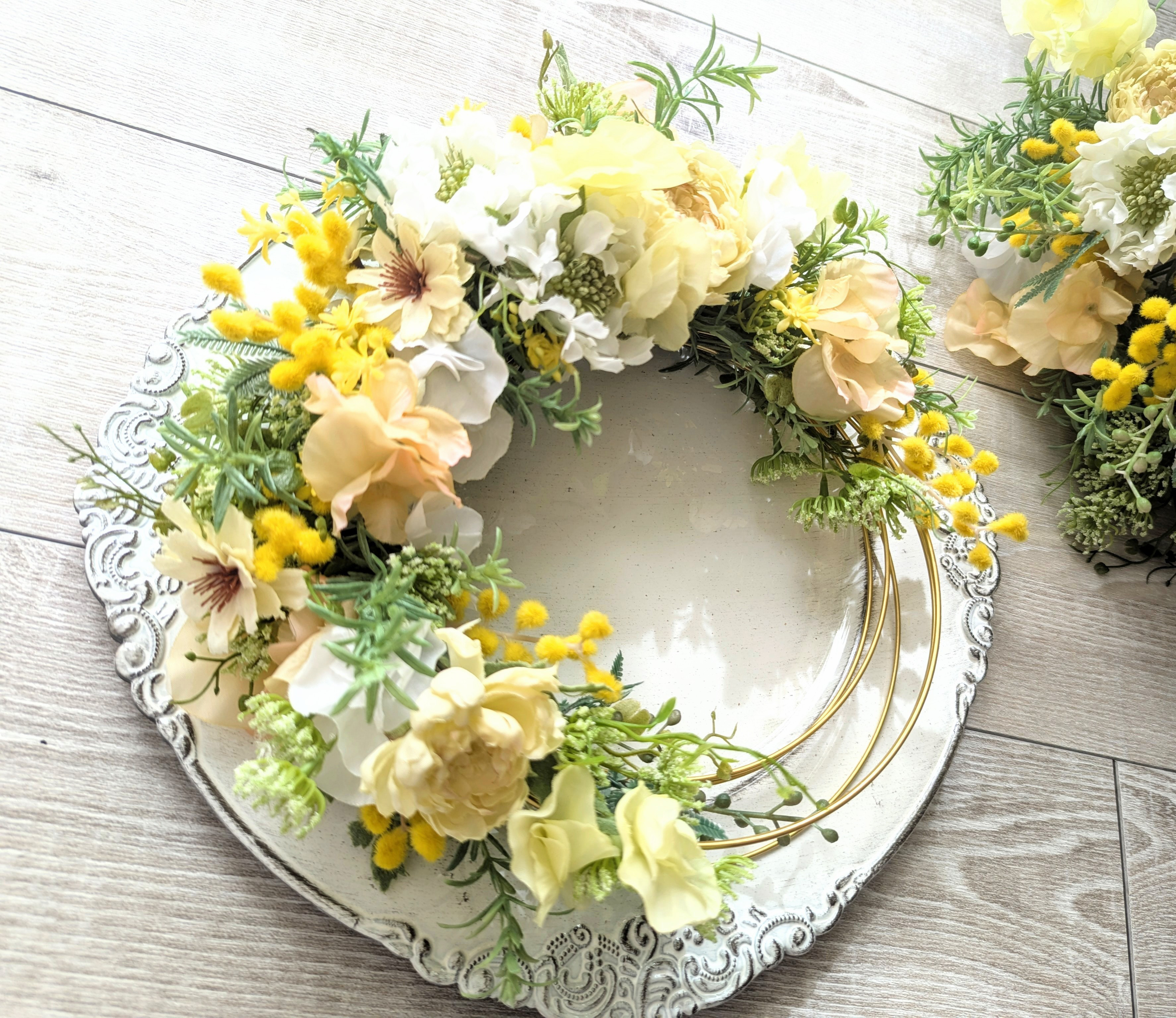 春イエローミモザと春花の三日月リース～ミモザ×スイトピー アーティフィシャルフラワー ギフト