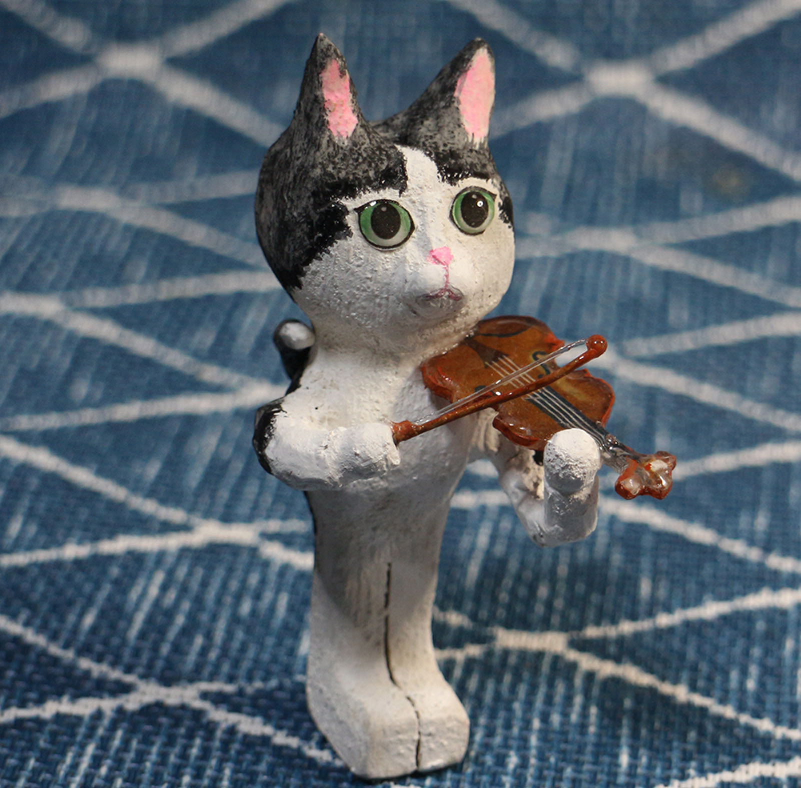 バイオリンを弾くハチワレ猫