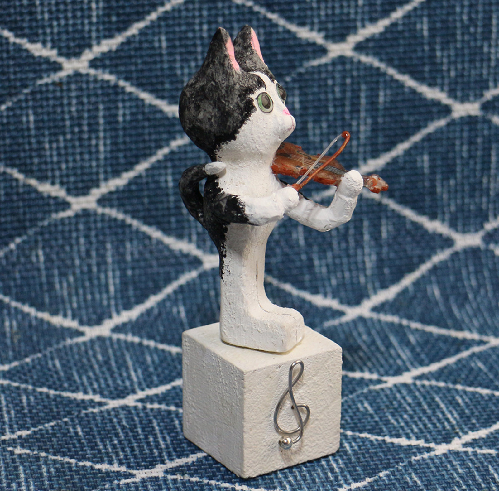 バイオリンを弾くハチワレ猫