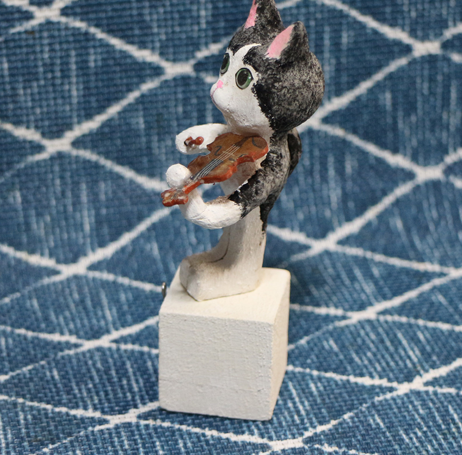 バイオリンを弾くハチワレ猫