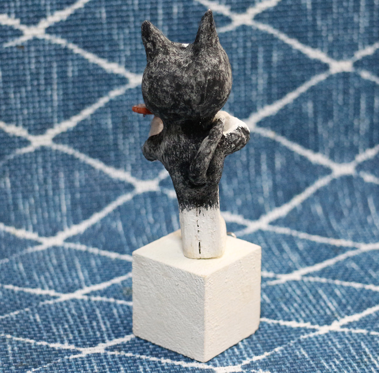 バイオリンを弾くハチワレ猫