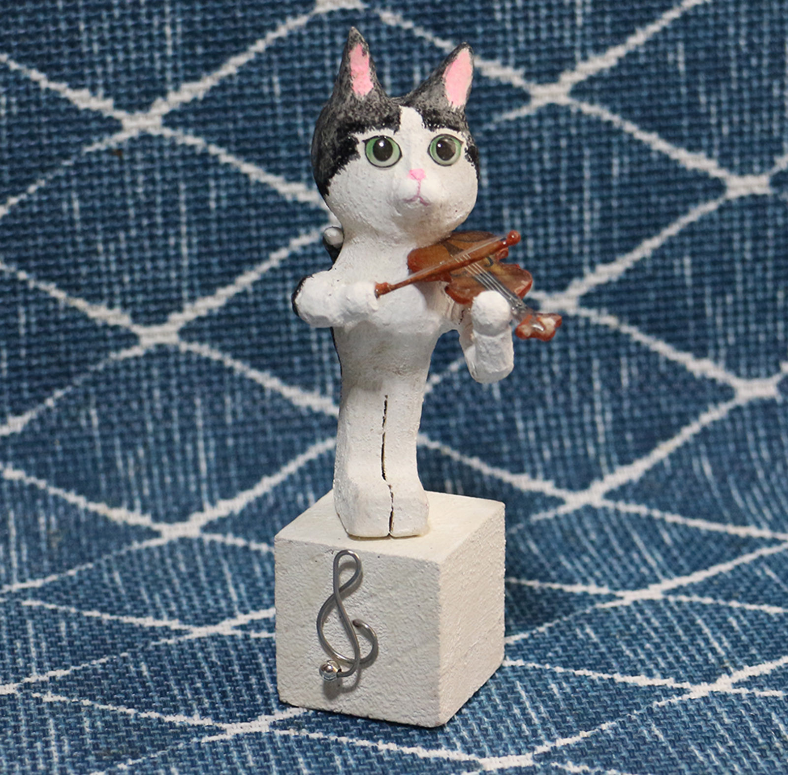 バイオリンを弾くハチワレ猫
