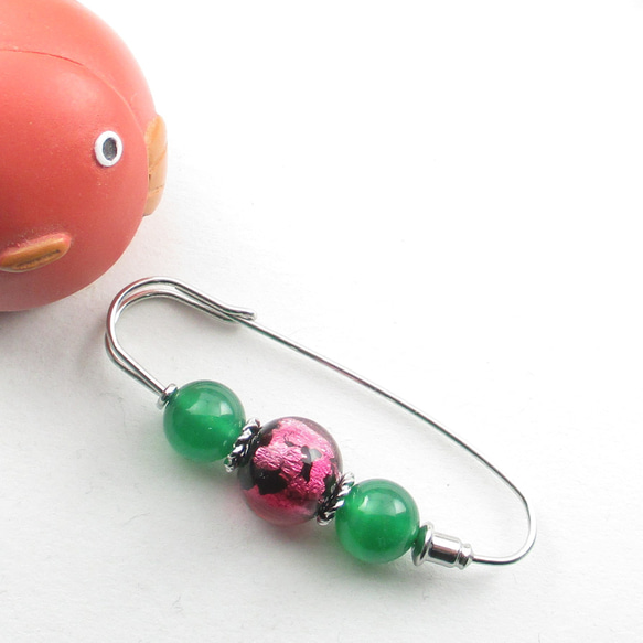 グリーンメノウに舞う夜蝶は、気持ちとは裏腹にちょっと羽目を外す♪<カブトピンブローチ>SB1116 1枚目の画像