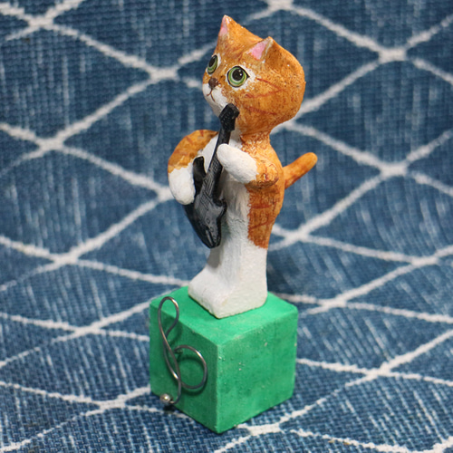 エレキギターを弾くチャトラ猫 その他置物 猫のまんま 通販 18835799