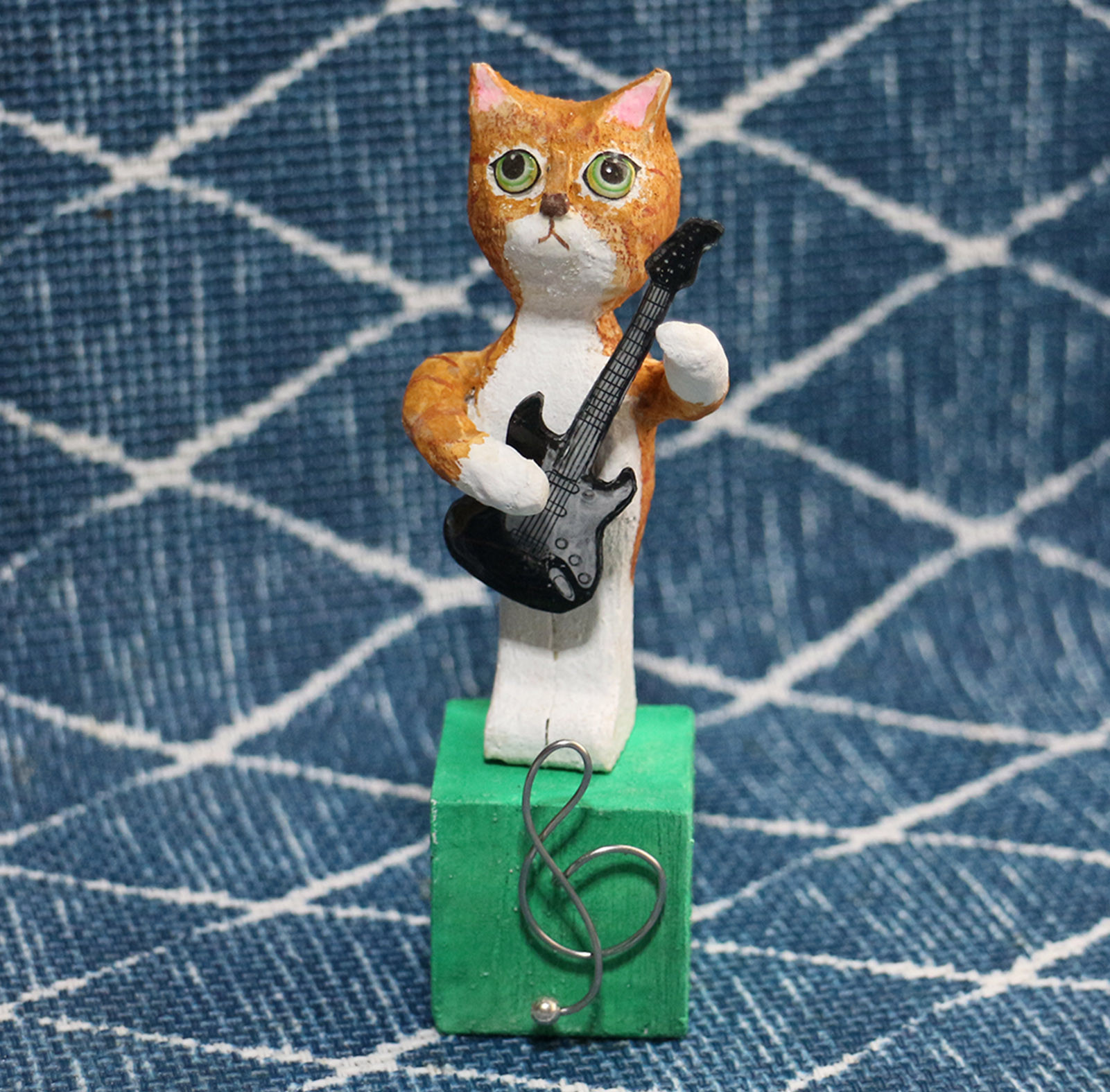 エレキギターを弾くチャトラ猫