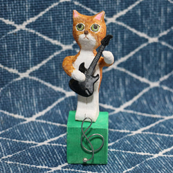 エレキギターを弾くチャトラ猫 その他置物 猫のまんま 通販 18835799