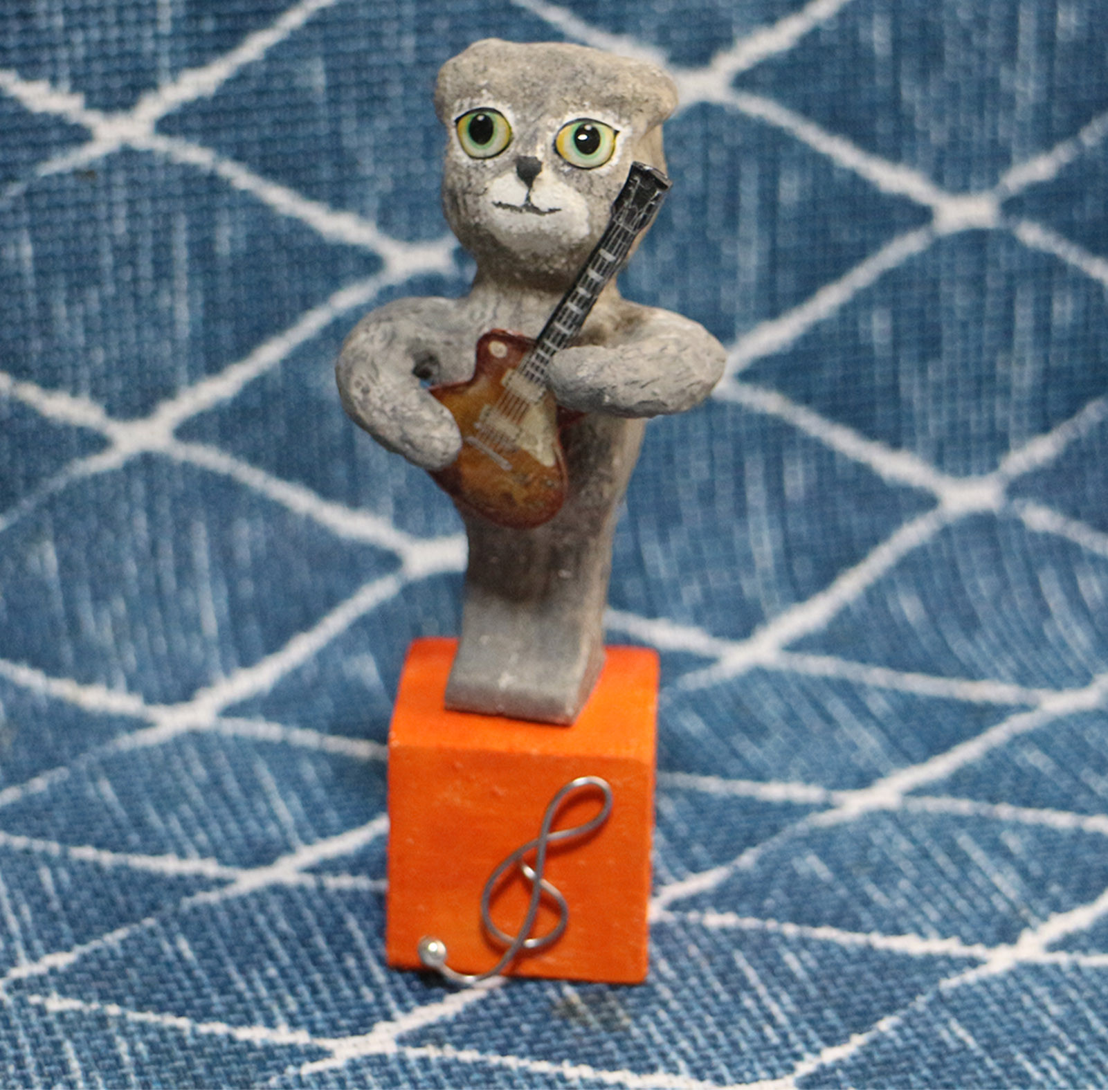 エレキギターを弾くスコティッシュフォールド