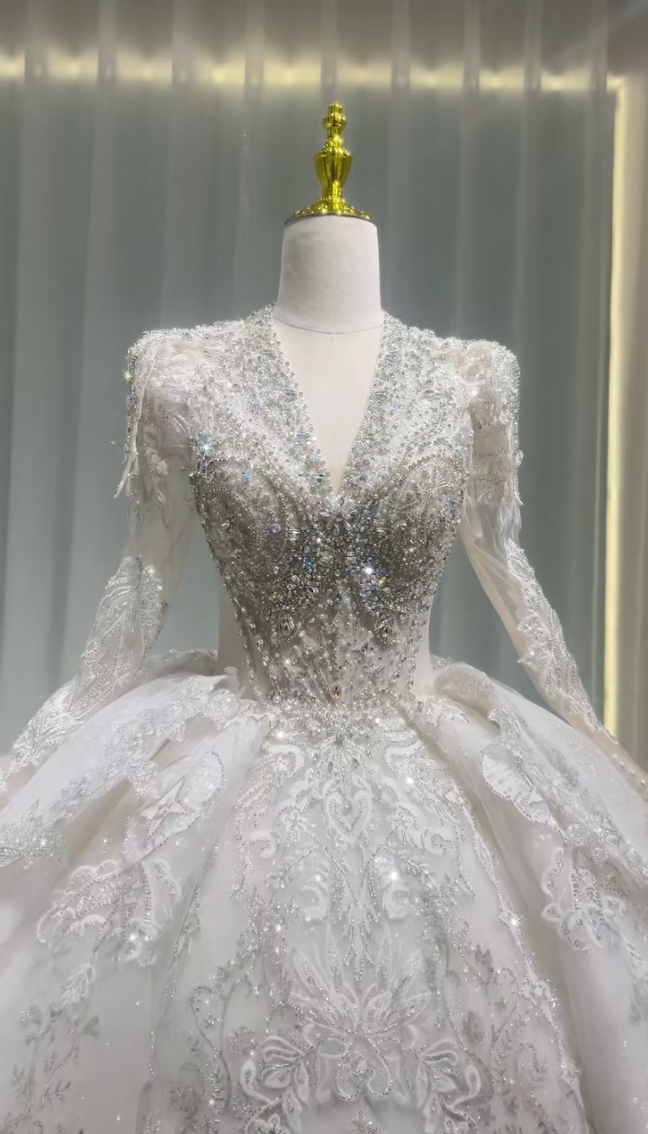 ラッフルスカート　高品質保証　vネック　長袖　大人気　ウェディング　ブライダル　刺繍付き　白　エレガント　披露宴お呼ばれ