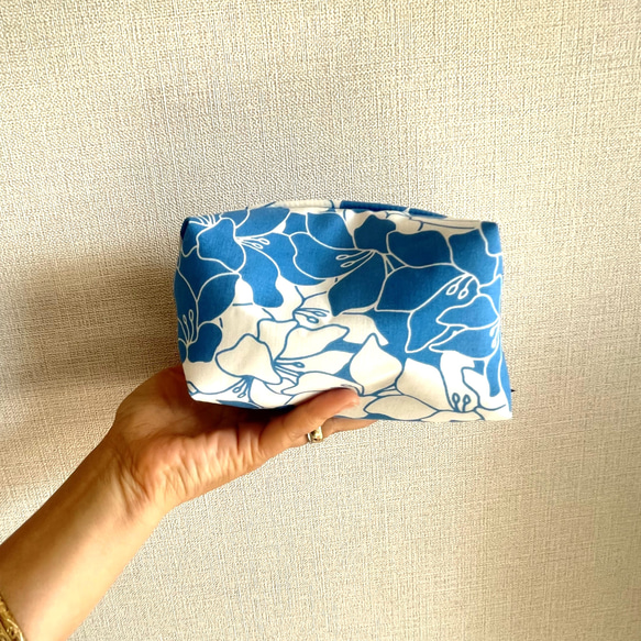 ふわふわポーチ（コスメポーチ）　ハワイアン生地にキルト芯が入ったポーチ　プレゼントに最適 1枚目の画像