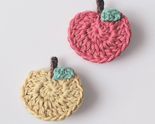 りんごと梨から選べる手編みのヘアクリップ・ヘアアクセサリー・新生児