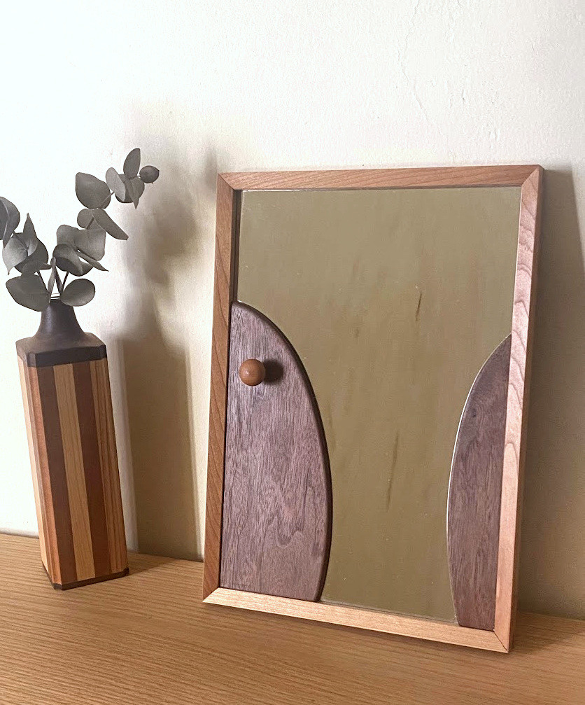 チェリーの掛け鏡　小さなフック付きのデザインミラー