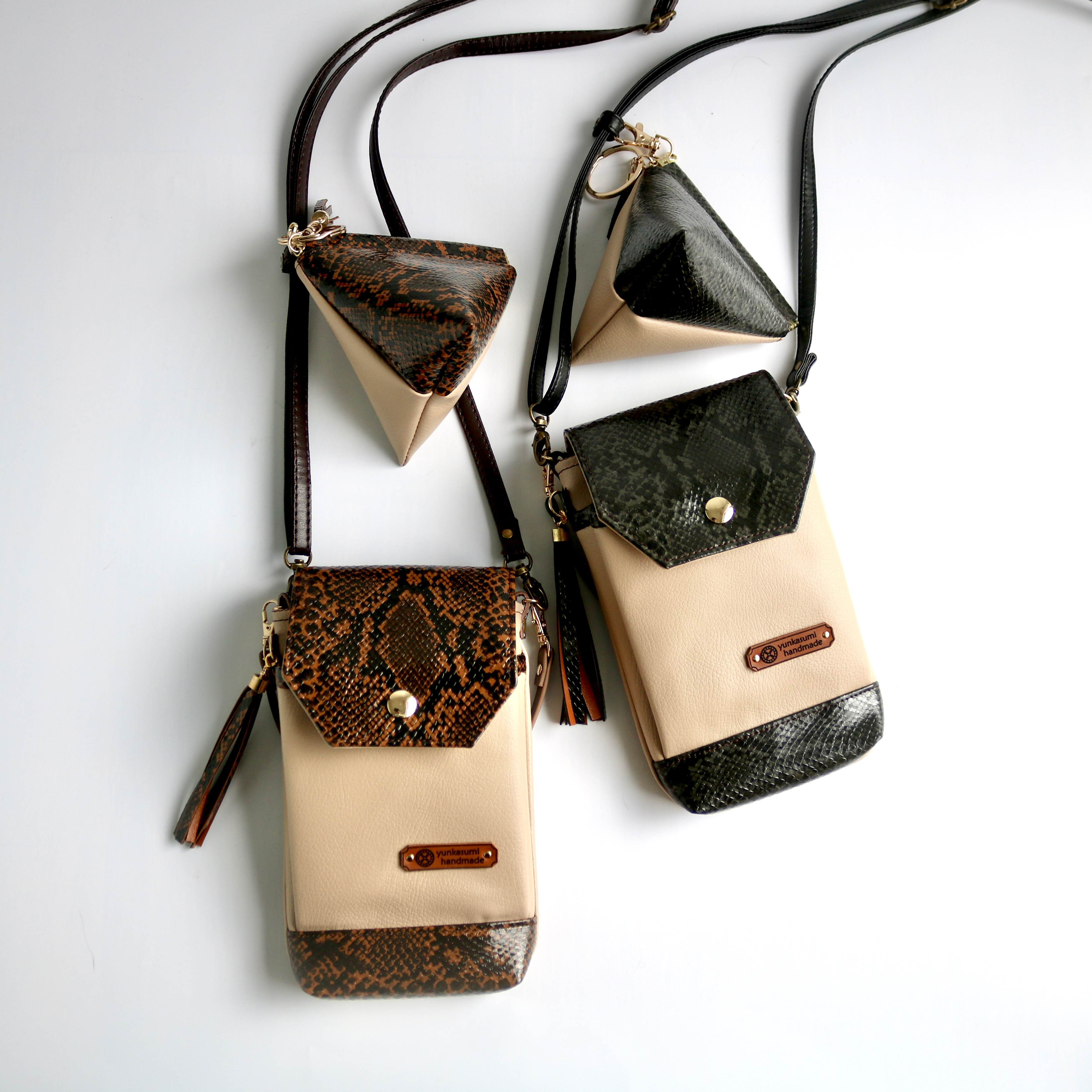 2025夏新作　スマホポシェット　パイソン柄　ブラックorブラウン