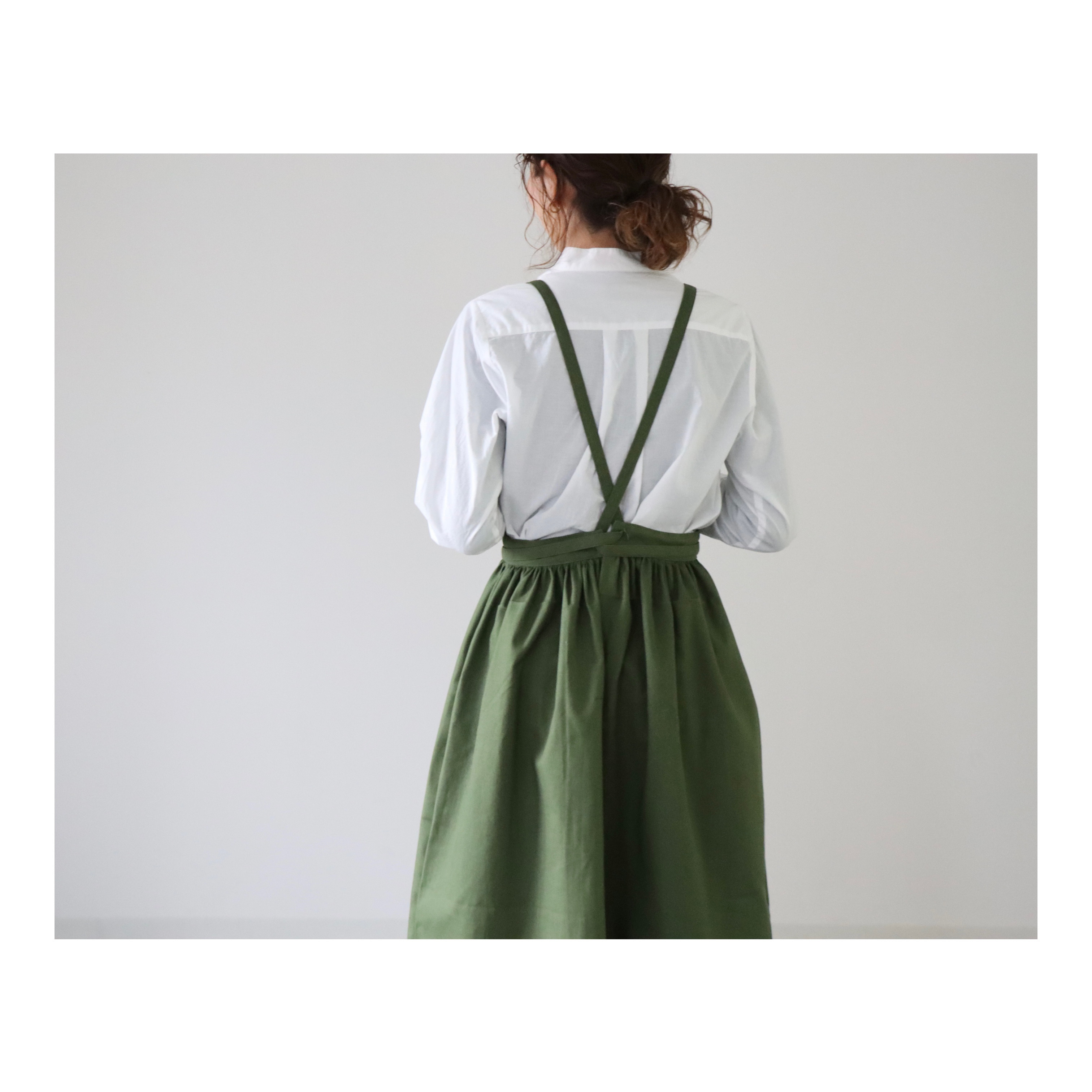 そのままお出かけリネンギャザーエプロン／おうち時間もお洒落に過ごすコットンリネンエプロン／アイビーグリーン