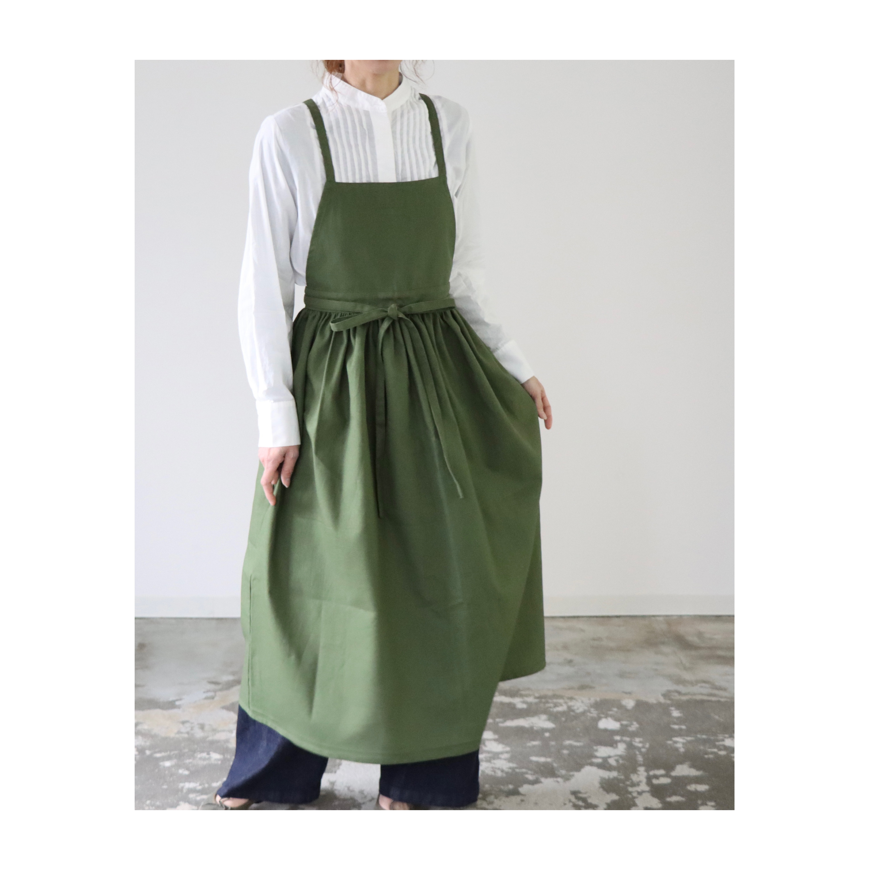 そのままお出かけリネンギャザーエプロン／おうち時間もお洒落に過ごすコットンリネンエプロン／アイビーグリーン