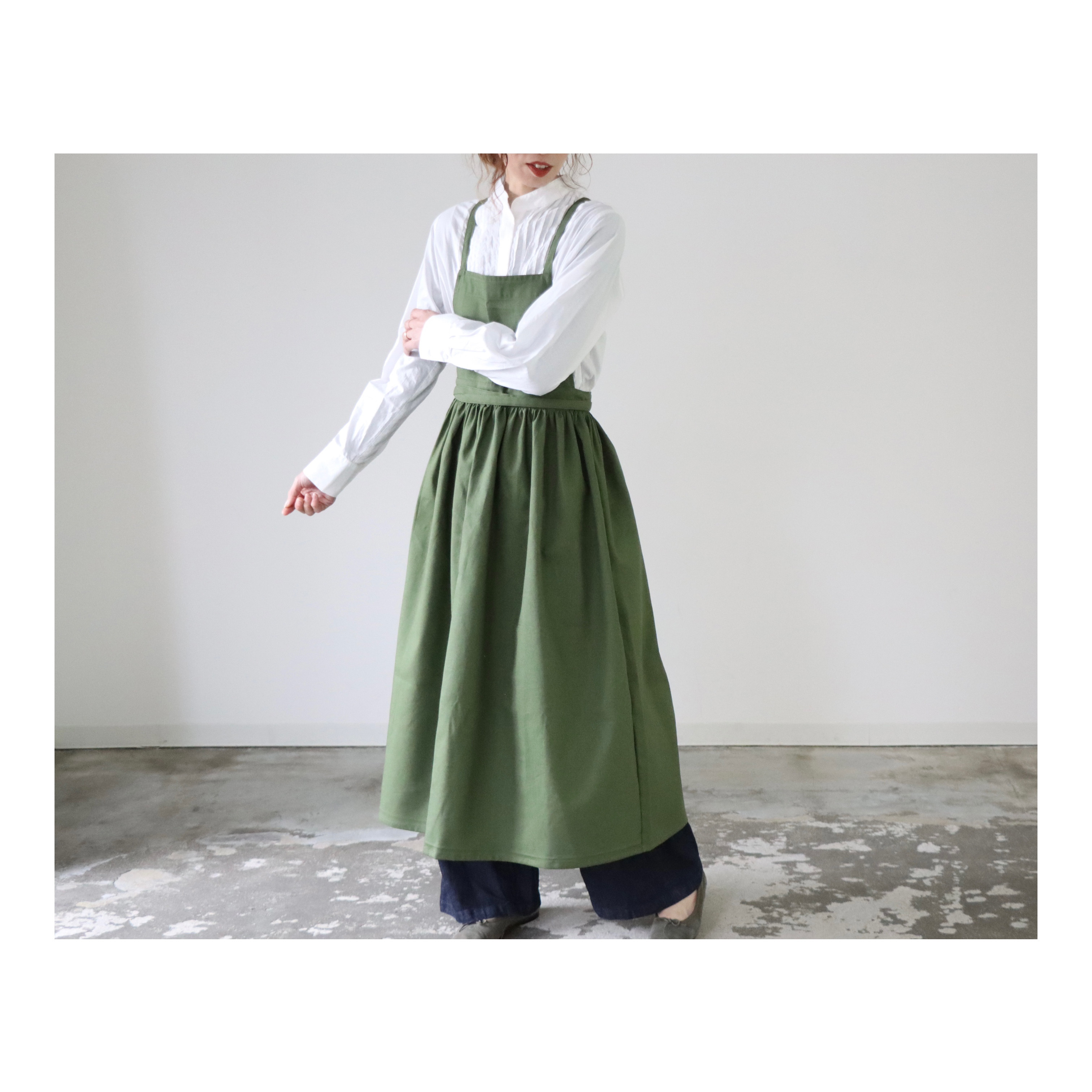 そのままお出かけリネンギャザーエプロン／おうち時間もお洒落に過ごすコットンリネンエプロン／アイビーグリーン