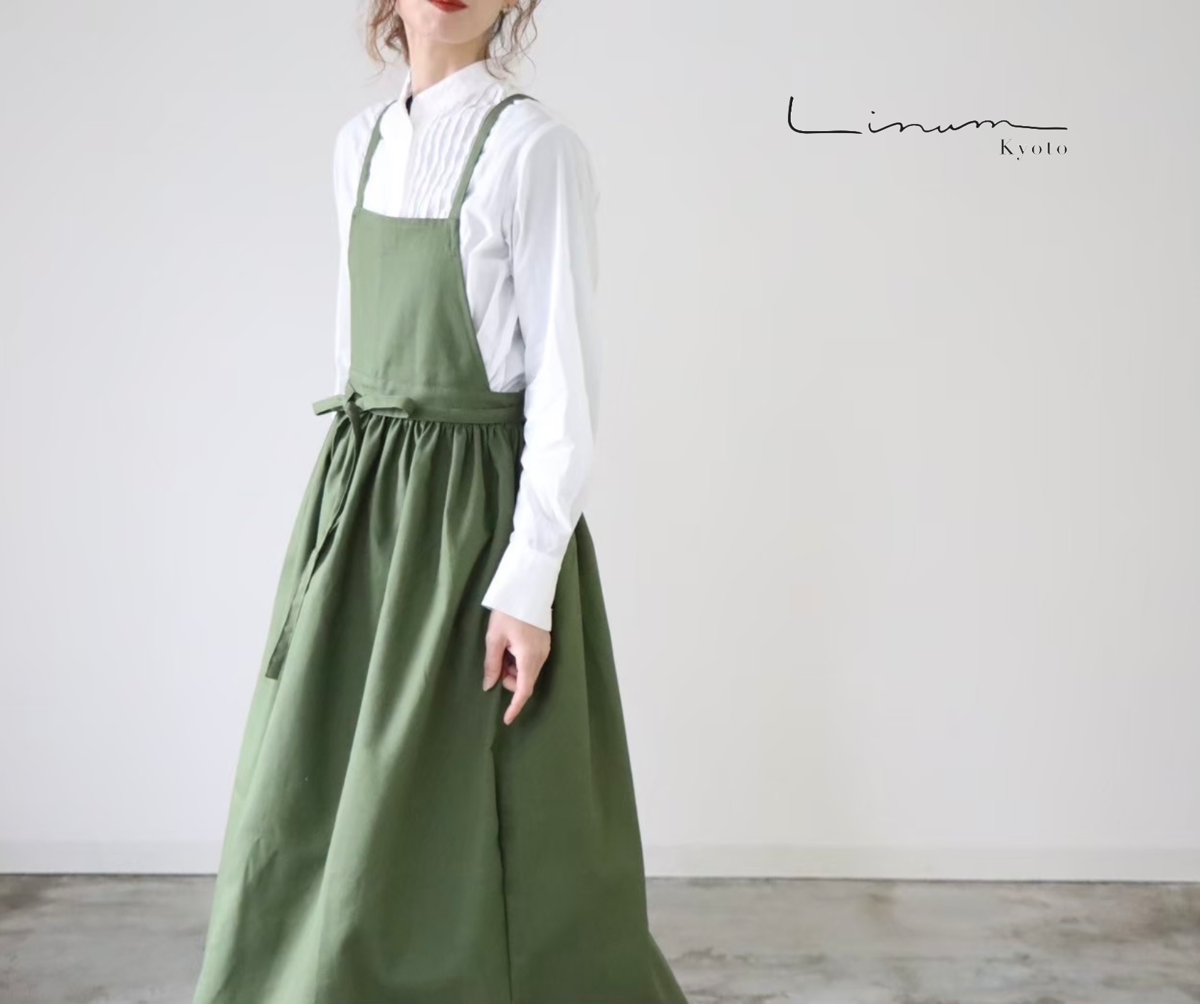 そのままお出かけリネンギャザーエプロン／おうち時間もお洒落に過ごすコットンリネンエプロン／アイビーグリーン