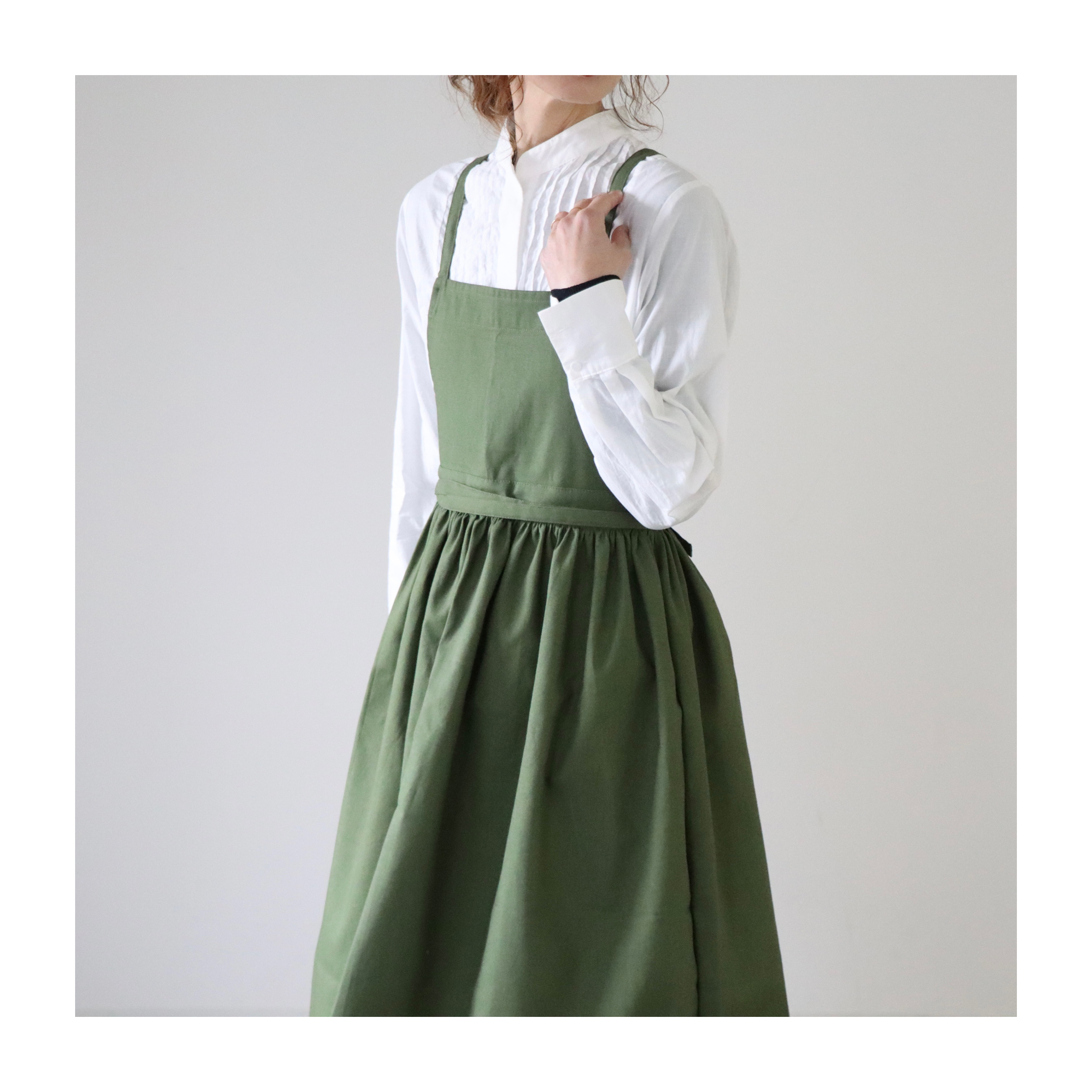 そのままお出かけリネンギャザーエプロン／おうち時間もお洒落に過ごすコットンリネンエプロン／アイビーグリーン