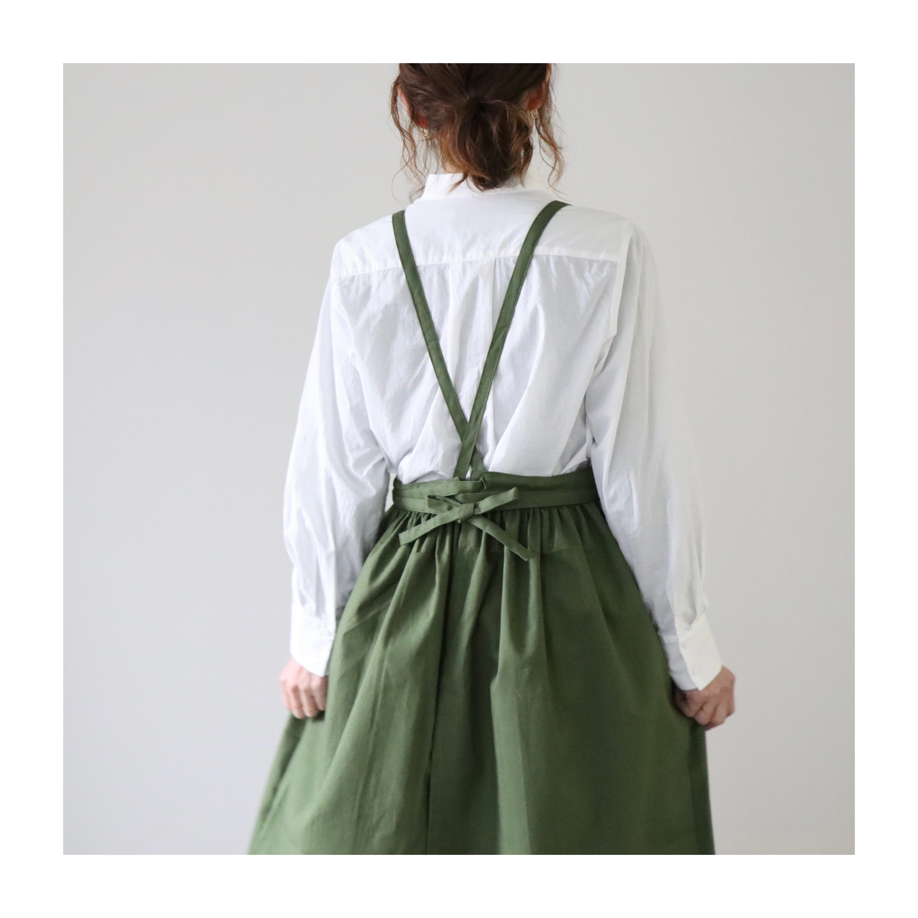 そのままお出かけリネンギャザーエプロン／おうち時間もお洒落に過ごすコットンリネンエプロン／アイビーグリーン