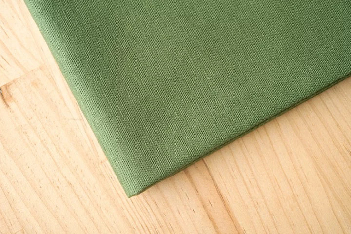 そのままお出かけリネンギャザーエプロン／おうち時間もお洒落に過ごすコットンリネンエプロン／アイビーグリーン