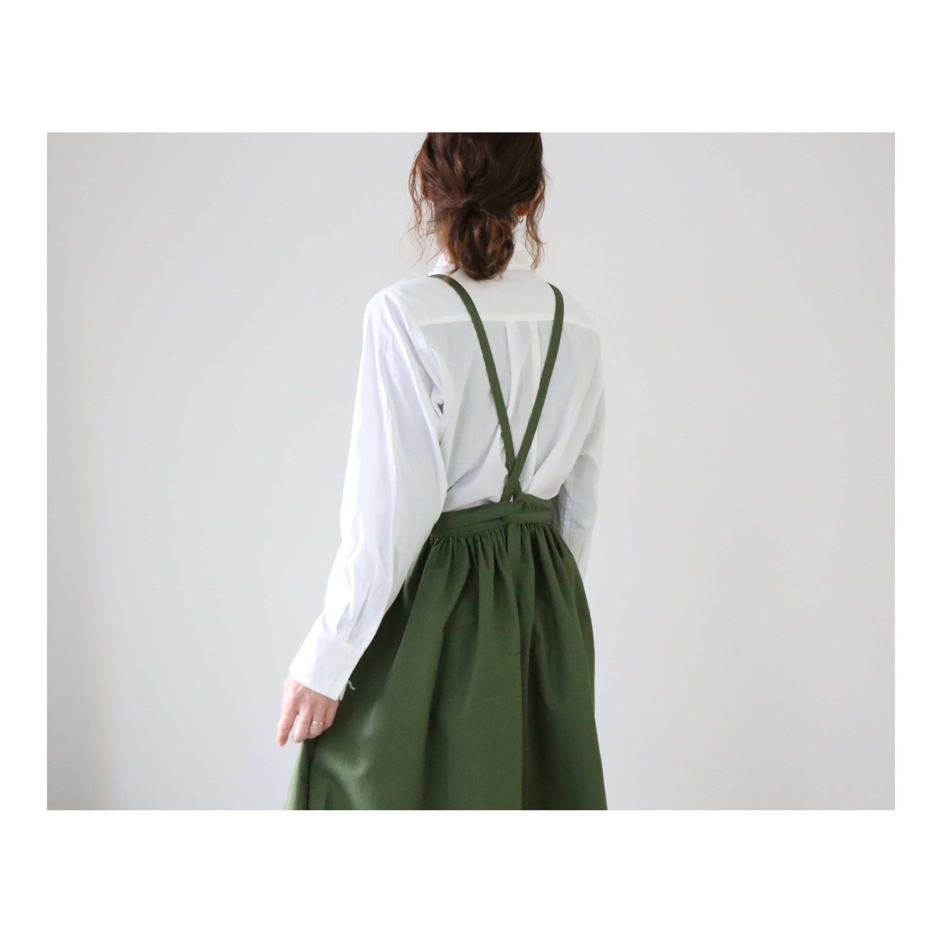 そのままお出かけリネンギャザーエプロン／おうち時間もお洒落に過ごすコットンリネンエプロン／アイビーグリーン