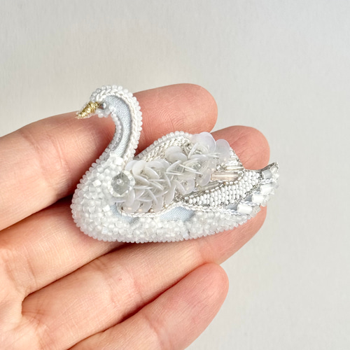 白鳥ブローチ オートクチュールビーズ刺繍 ブローチ So do I 白鳥ブローチ オートクチュールビーズ刺繍 ブローチ So do I