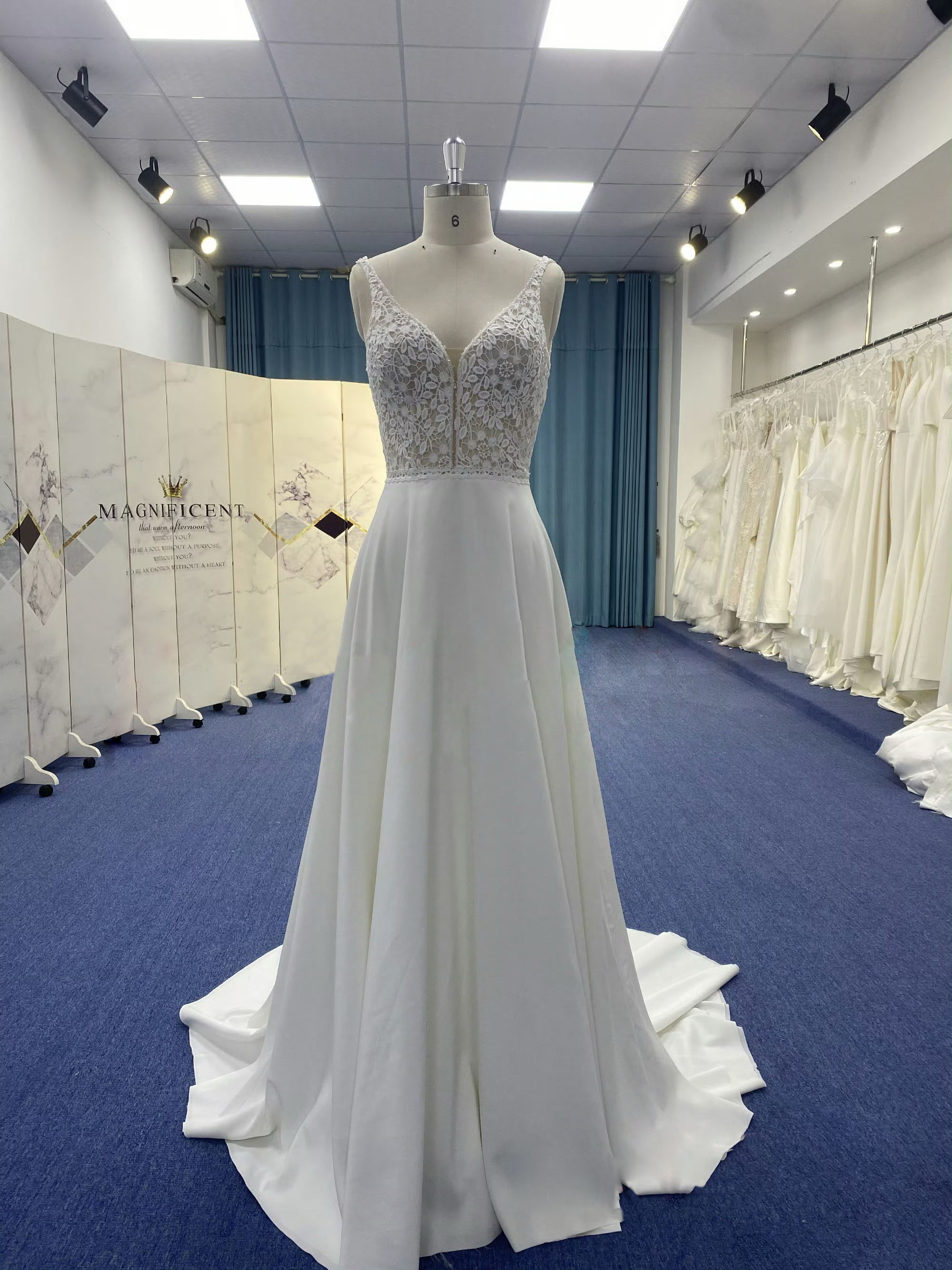 エレガント　リーフレース　クイーンアンネック　vネック　チャック　細見えシルエット　優雅　ホワイト　サイズオーダー可能