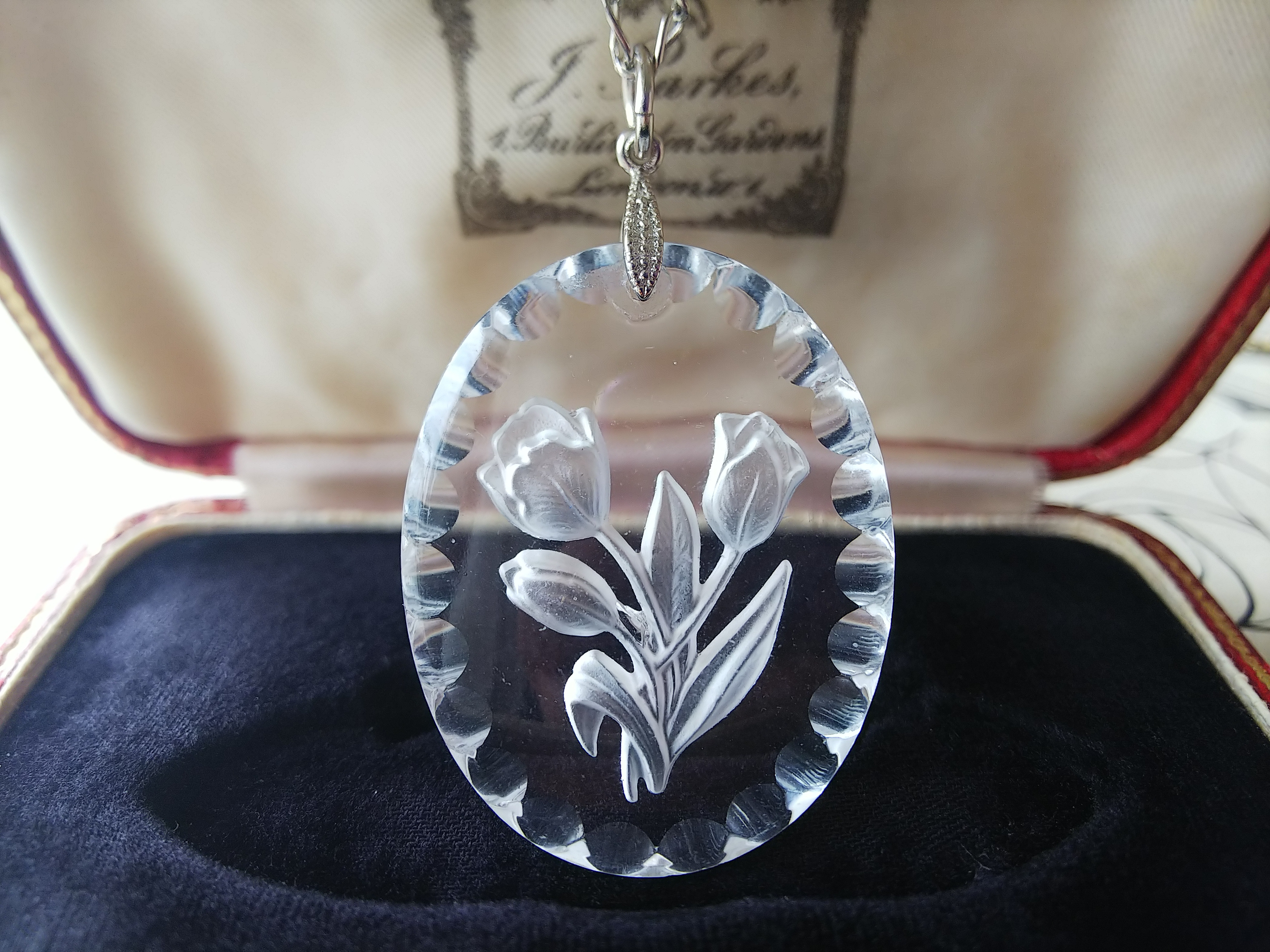 ヴィンテージ　チューリップのGlassインタリオ（40×30㎜）Silver色ネックレス