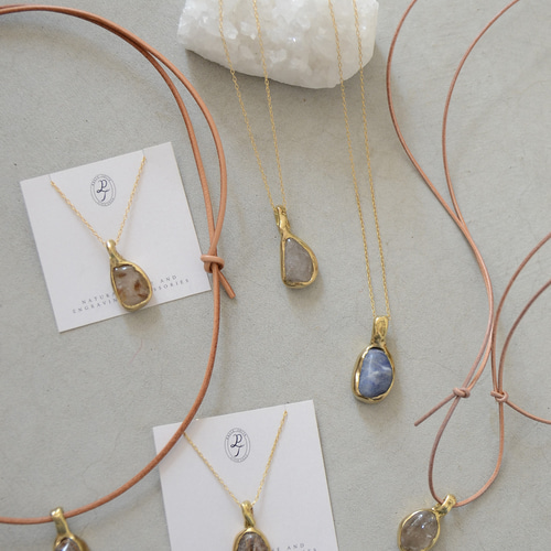 天然石と真鍮のチャームネックレス ふくりん留め ヴィンテージ風