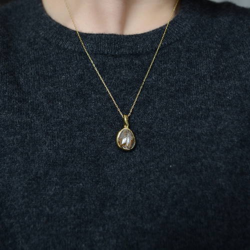 天然石と真鍮のチャームネックレス ふくりん留め ヴィンテージ風