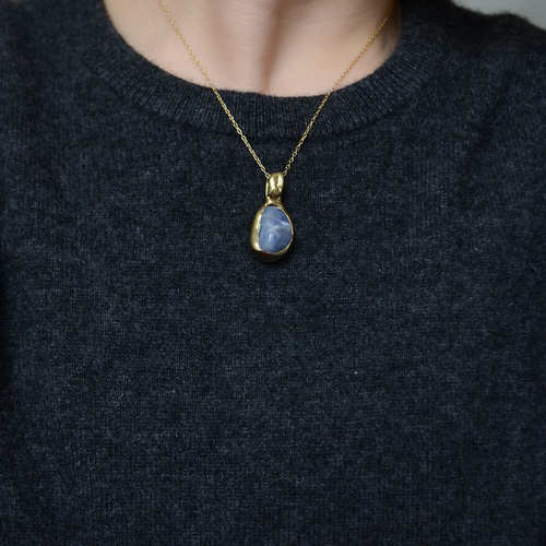 天然石と真鍮のチャームネックレス ふくりん留め ヴィンテージ風